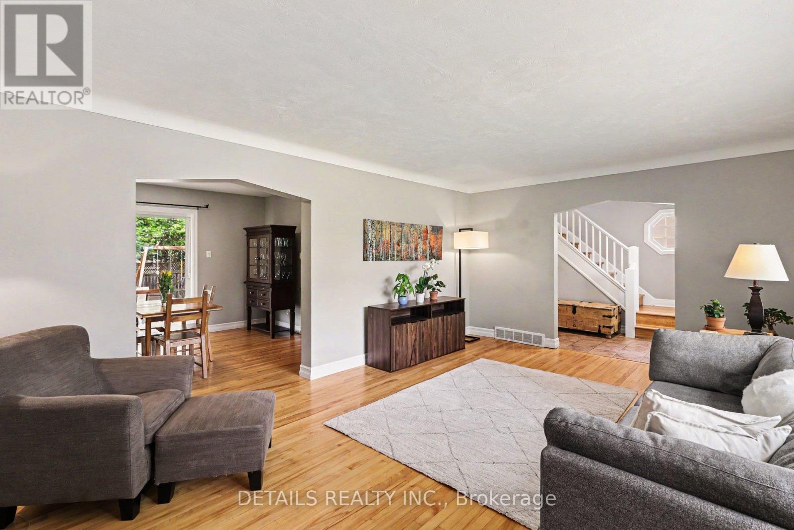 805 Smyth Road, Ottawa, ON - Indoor Photo Showing Living Room