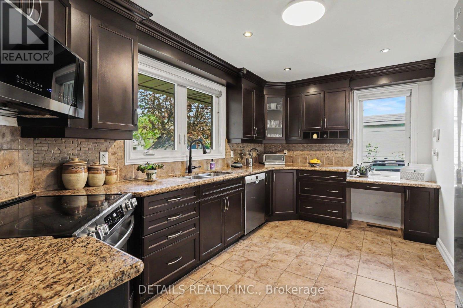 805 Smyth Road, Ottawa, ON - Indoor Photo Showing Kitchen With Double Sink