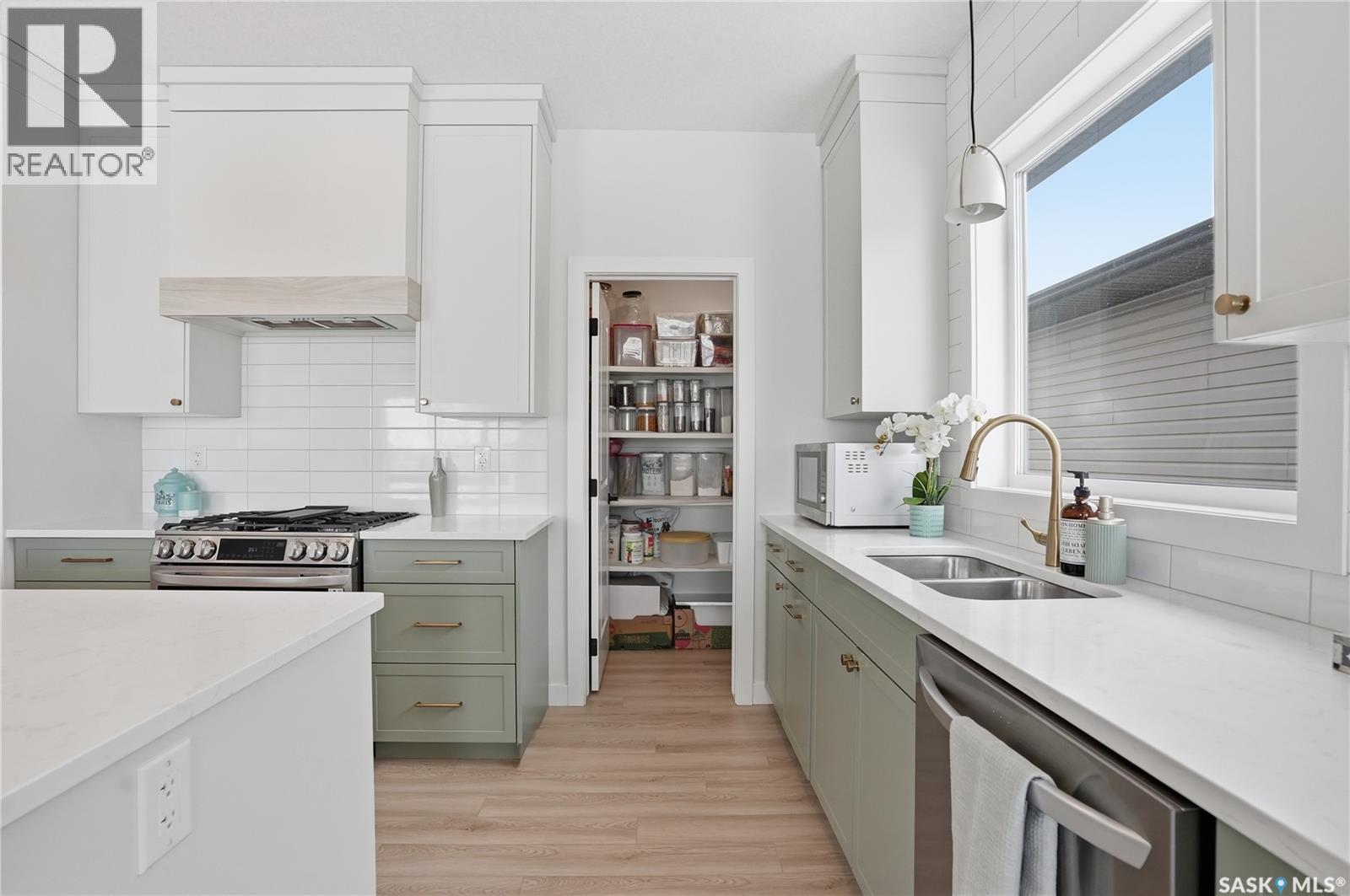 20 515 Delainey Road, Saskatoon, SK - Indoor Photo Showing Kitchen With Double Sink With Upgraded Kitchen