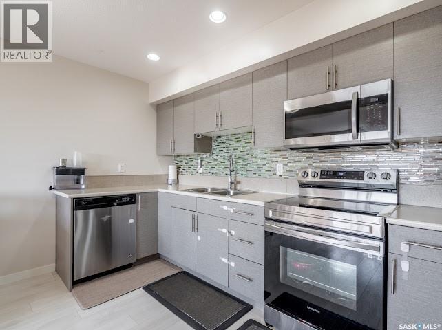 9 5752 Gordon Road, Regina, SK - Indoor Photo Showing Kitchen With Double Sink