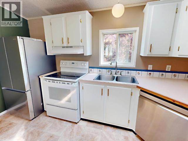 17-9298 Williams Rd, Powell River, BC - Indoor Photo Showing Kitchen With Double Sink