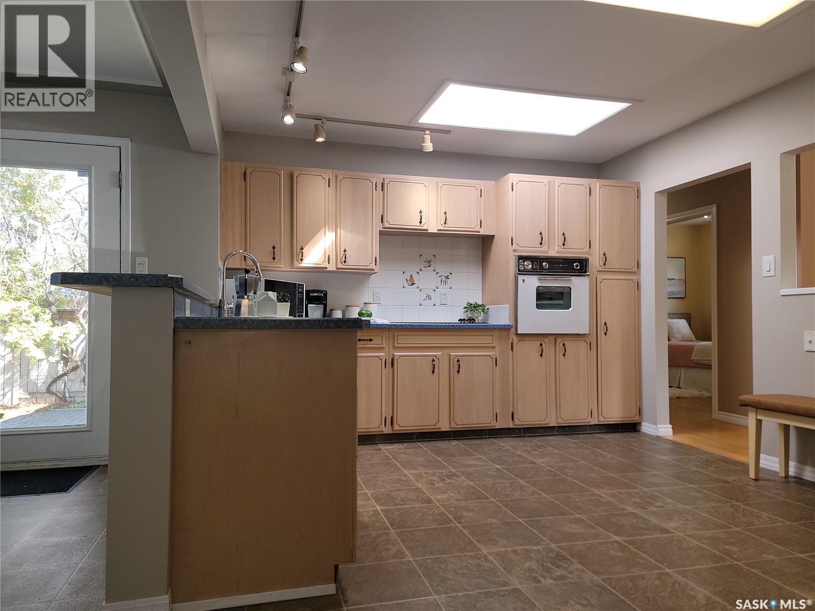 1502 Early Drive, Saskatoon, SK - Indoor Photo Showing Kitchen
