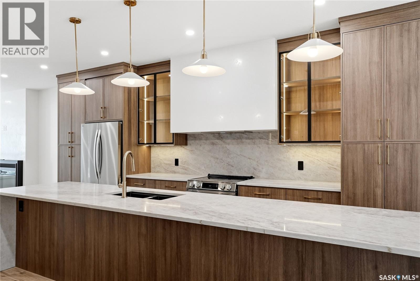 317 11Th Street, Saskatoon, SK - Indoor Photo Showing Kitchen With Upgraded Kitchen