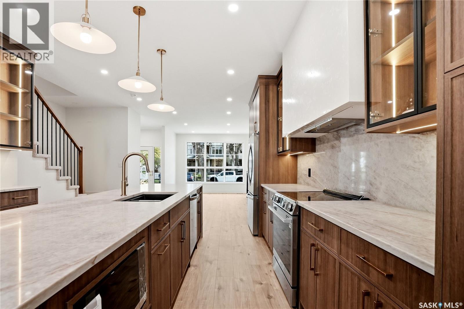 317 11Th Street, Saskatoon, SK - Indoor Photo Showing Kitchen With Upgraded Kitchen