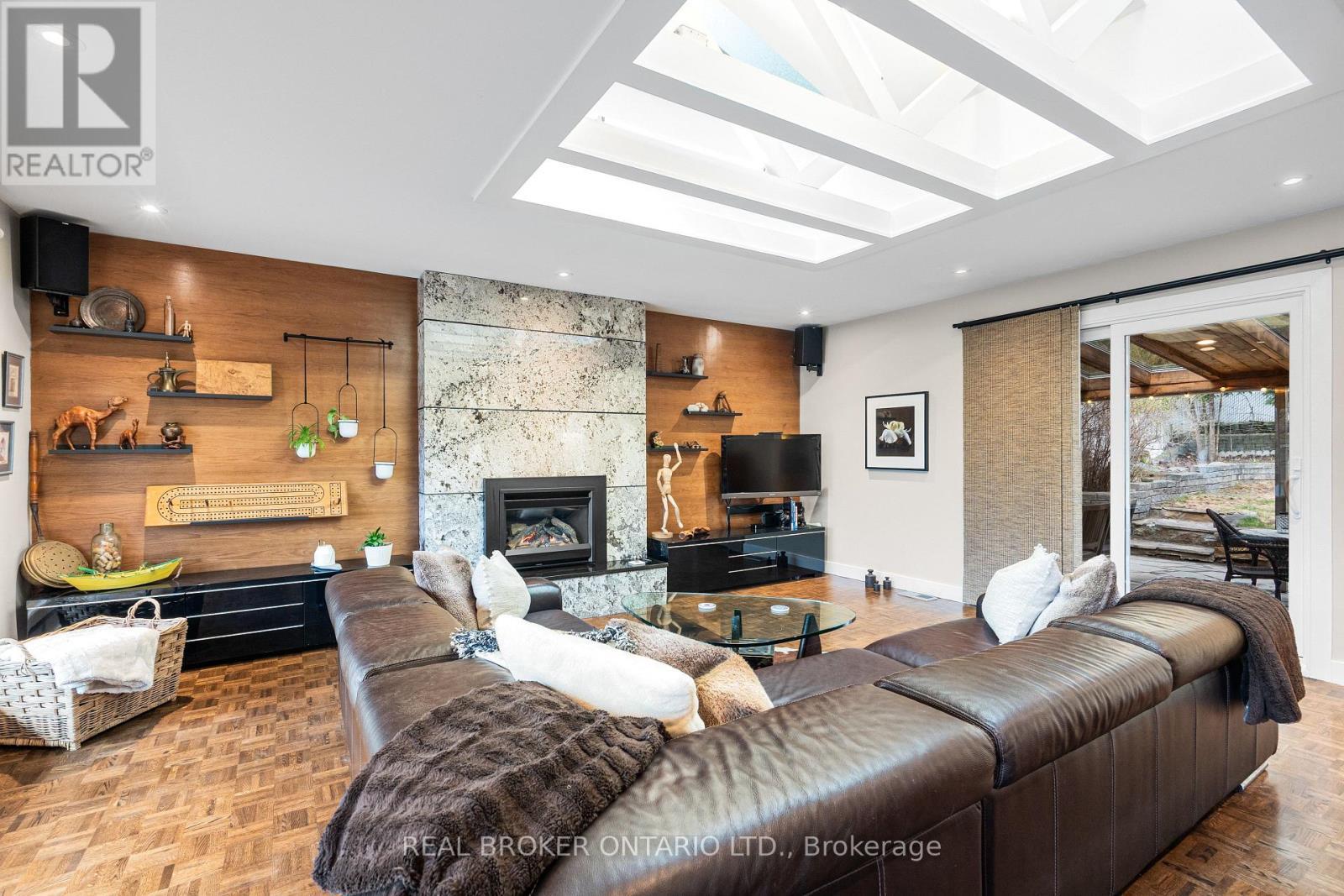 1958 Neepawa Avenue, Ottawa, ON - Indoor With Fireplace