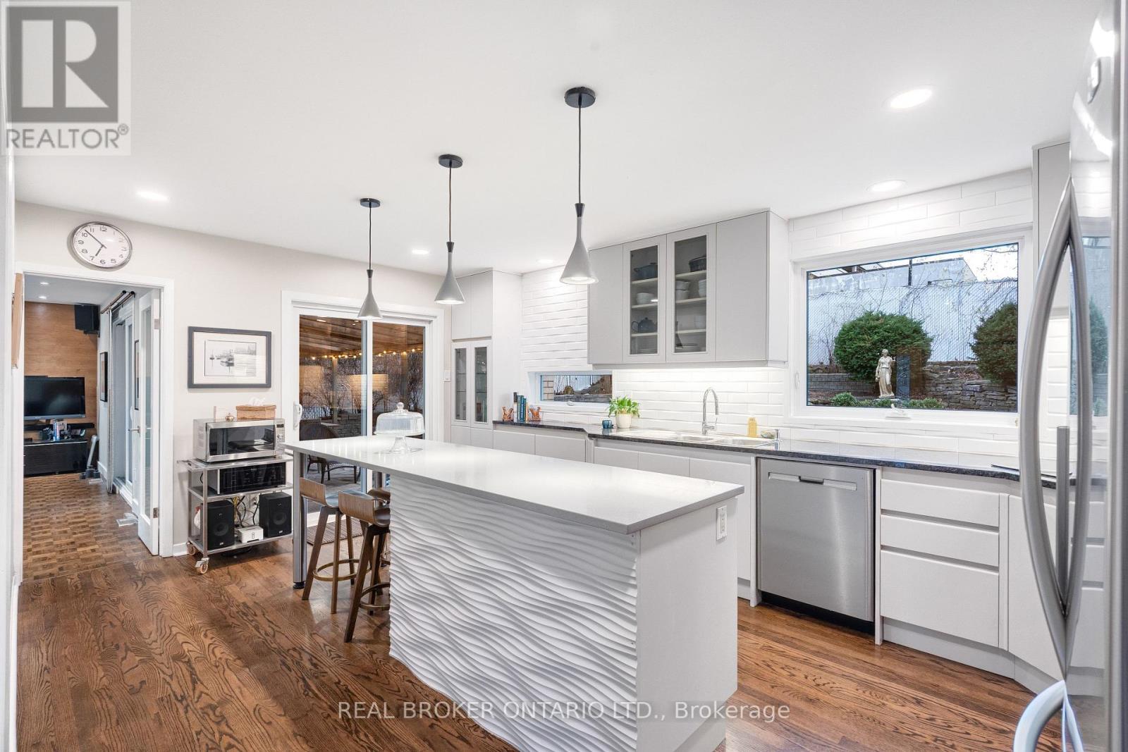 1958 Neepawa Avenue, Ottawa, ON - Indoor Photo Showing Kitchen With Upgraded Kitchen