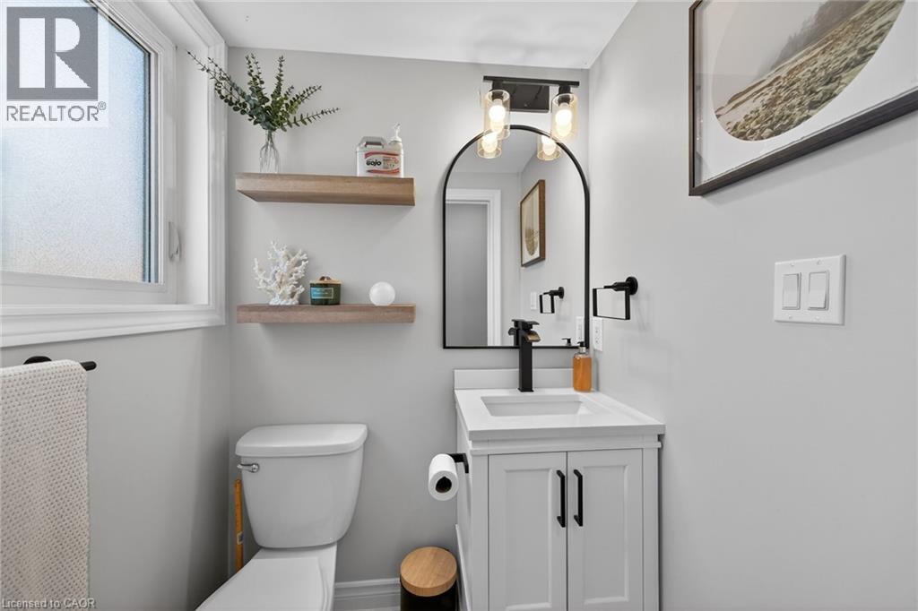 1 Sandringham Avenue, Hamilton, ON - Indoor Photo Showing Bathroom