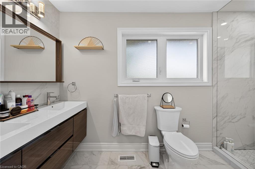 1 Sandringham Avenue, Hamilton, ON - Indoor Photo Showing Bathroom