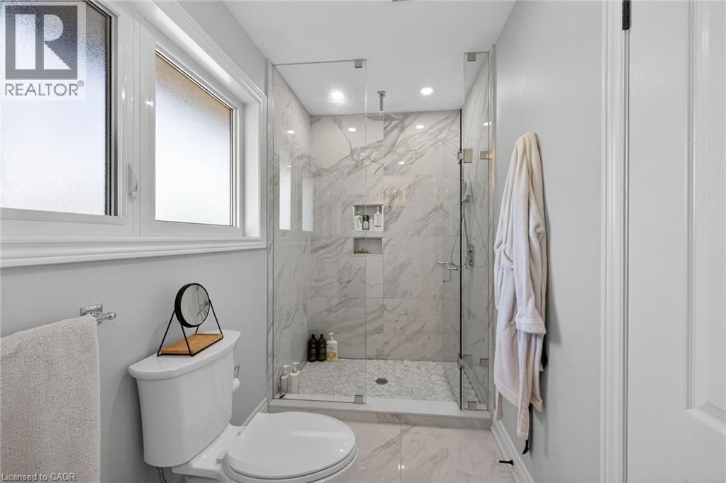 1 Sandringham Avenue, Hamilton, ON - Indoor Photo Showing Bathroom