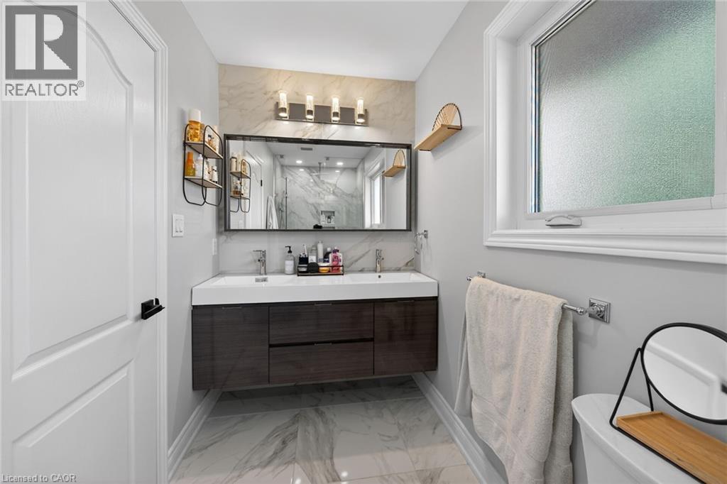 1 Sandringham Avenue, Hamilton, ON - Indoor Photo Showing Bathroom