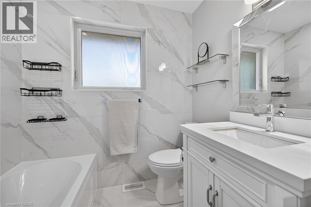 1 Sandringham Avenue, Hamilton, ON - Indoor Photo Showing Bathroom