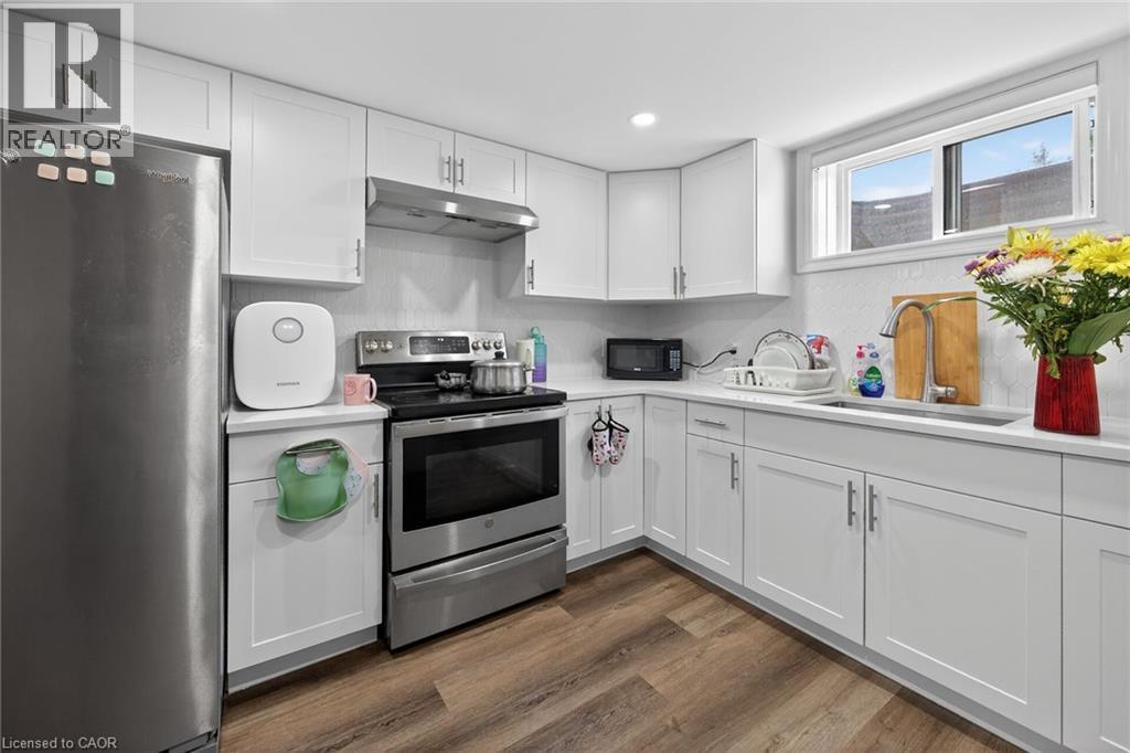 1 Sandringham Avenue, Hamilton, ON - Indoor Photo Showing Kitchen