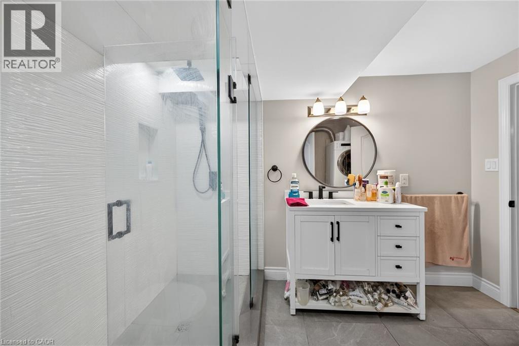 1 Sandringham Avenue, Hamilton, ON - Indoor Photo Showing Bathroom