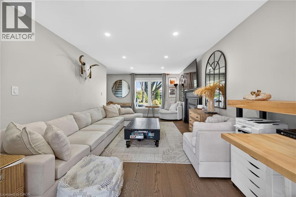1 Sandringham Avenue, Hamilton, ON - Indoor Photo Showing Living Room