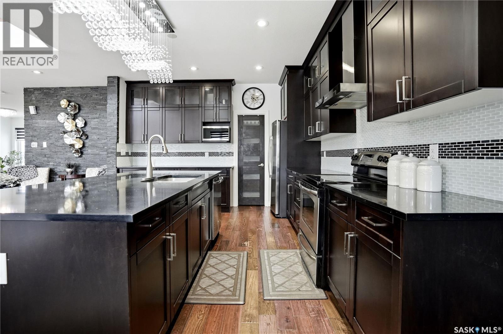 4714 E Green Apple Drive, Regina, SK - Indoor Photo Showing Kitchen With Upgraded Kitchen