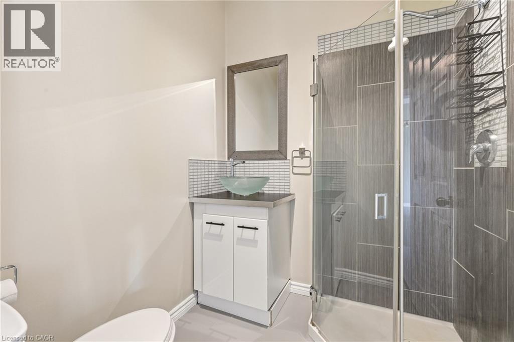 192 Catharine Street S, Hamilton, ON - Indoor Photo Showing Bathroom