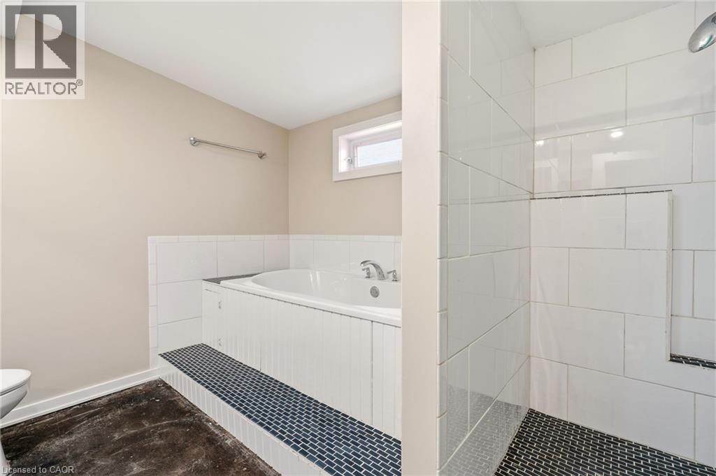 192 Catharine Street S, Hamilton, ON - Indoor Photo Showing Bathroom