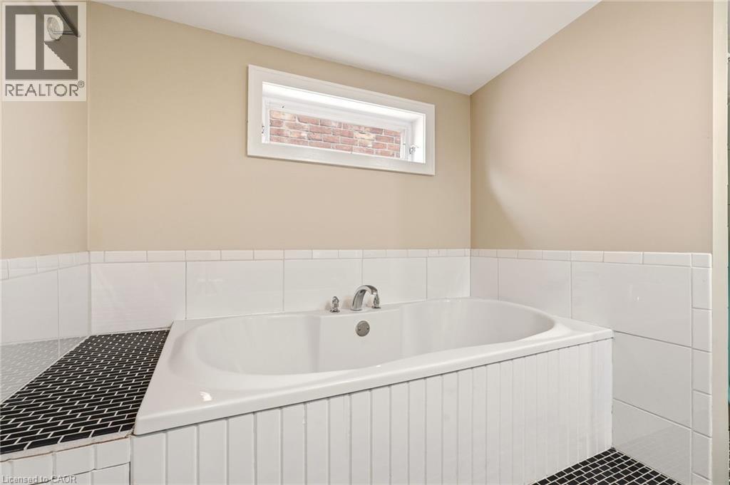 192 Catharine Street S, Hamilton, ON - Indoor Photo Showing Bathroom