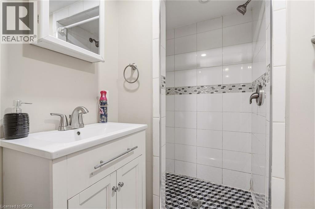 192 Catharine Street S, Hamilton, ON - Indoor Photo Showing Bathroom