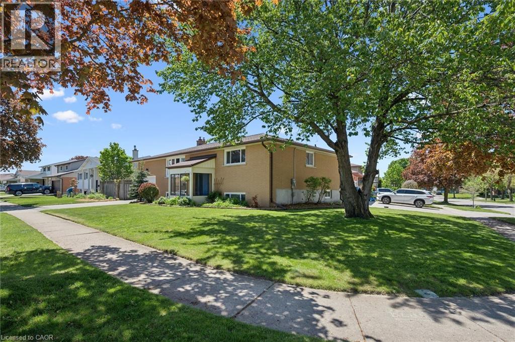 Brick exterior property featuring a prominent bay window - 47 Oakhurst Crescent, Kitchener, ON - Outdoor