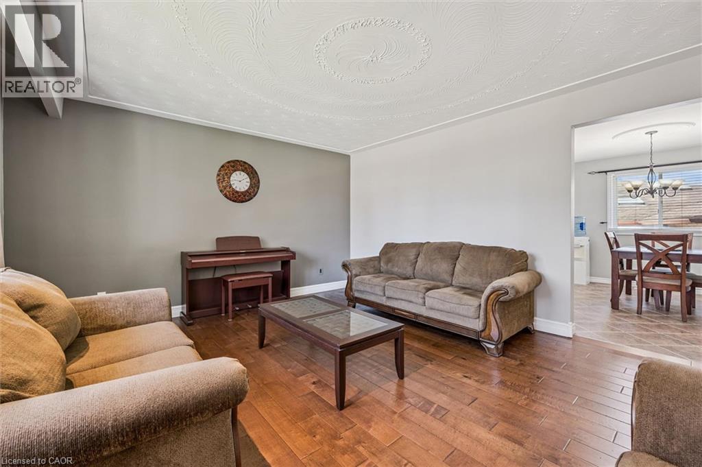 Living area featuring hardwood flooring, neutral wall tones, and crown molding - 47 Oakhurst Crescent, Kitchener, ON - Indoor Photo Showing Living Room