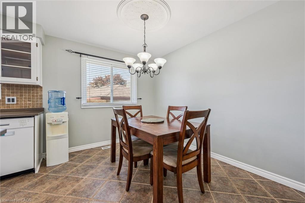 Dining area featuring neutral wall tones and patterned floor tiling - 47 Oakhurst Crescent, Kitchener, ON - Indoor Photo Showing Dining Room