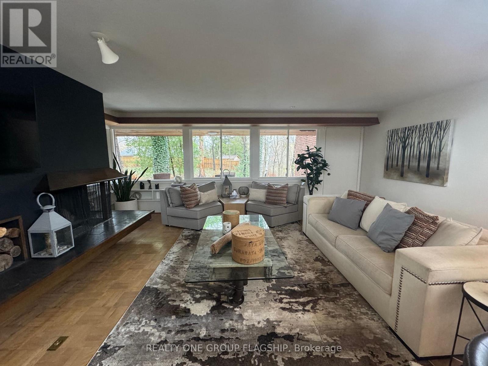 1379 Clarkson Road N, Mississauga, ON - Indoor Photo Showing Living Room