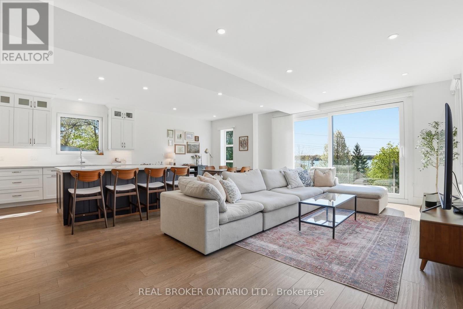 17 Maple Trail, Puslinch, ON - Indoor Photo Showing Living Room