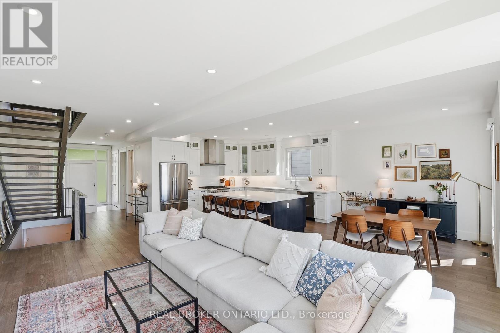 17 Maple Trail, Puslinch, ON - Indoor Photo Showing Living Room