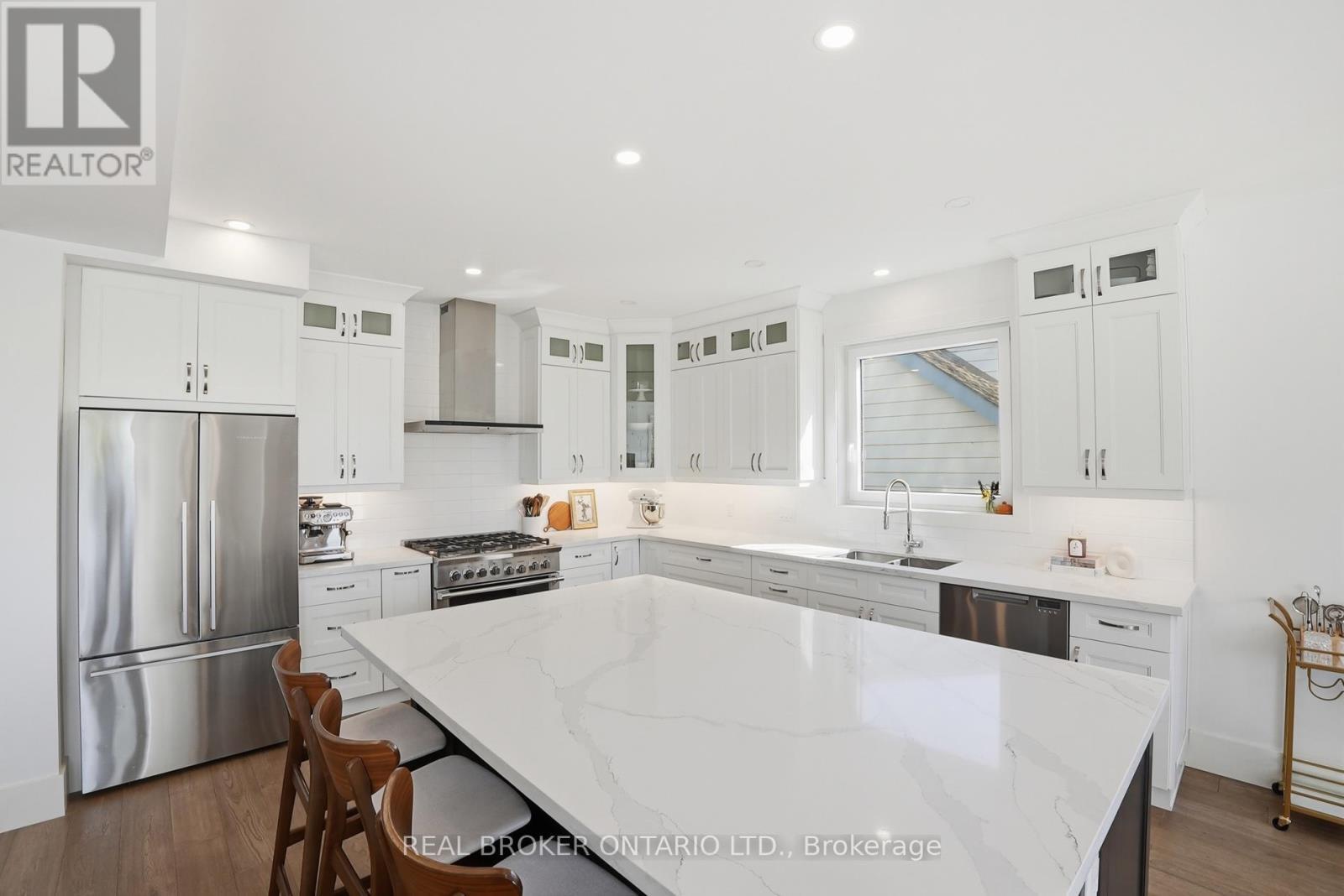 17 Maple Trail, Puslinch, ON - Indoor Photo Showing Kitchen With Upgraded Kitchen