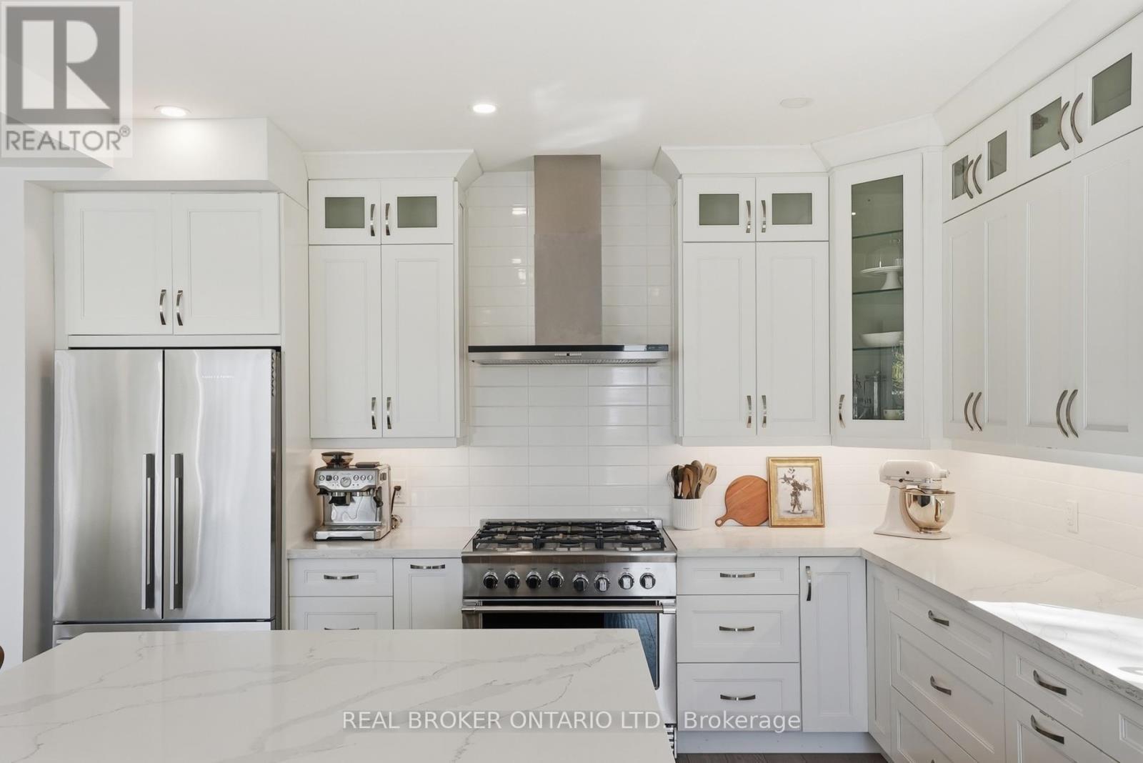 17 Maple Trail, Puslinch, ON - Indoor Photo Showing Kitchen With Upgraded Kitchen