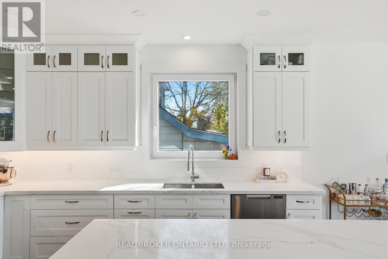 17 Maple Trail, Puslinch, ON - Indoor Photo Showing Kitchen With Upgraded Kitchen