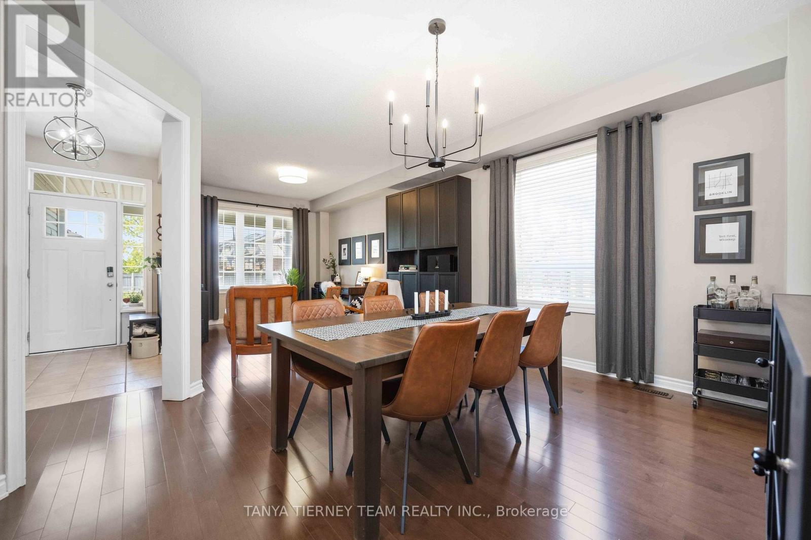 303 Cachet Boulevard, Whitby, ON - Indoor Photo Showing Dining Room