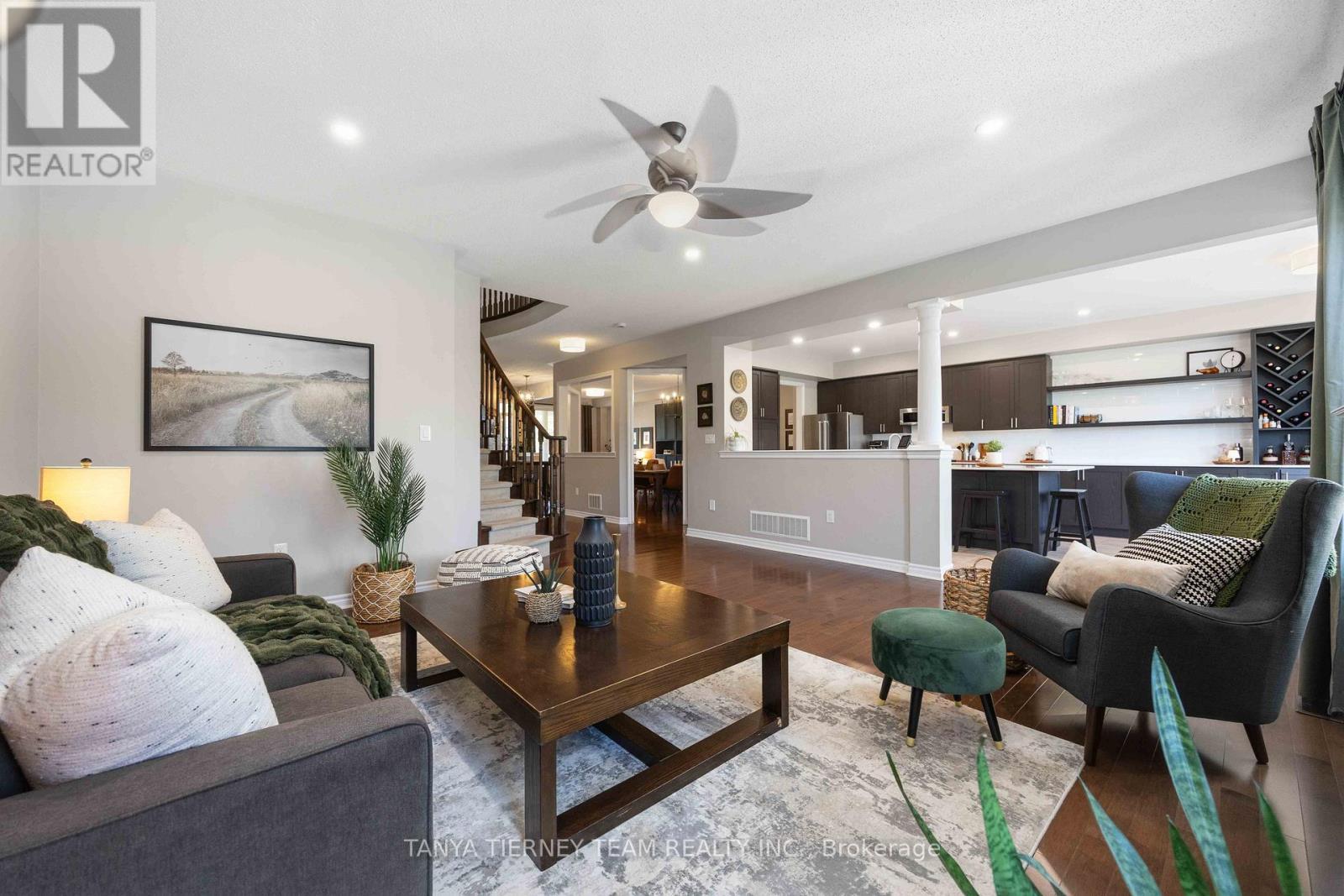 303 Cachet Boulevard, Whitby, ON - Indoor Photo Showing Living Room