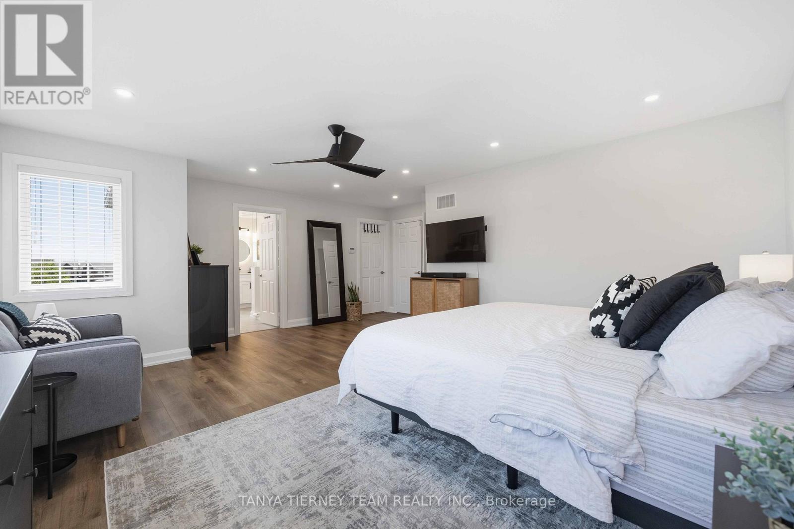 303 Cachet Boulevard, Whitby, ON - Indoor Photo Showing Bedroom