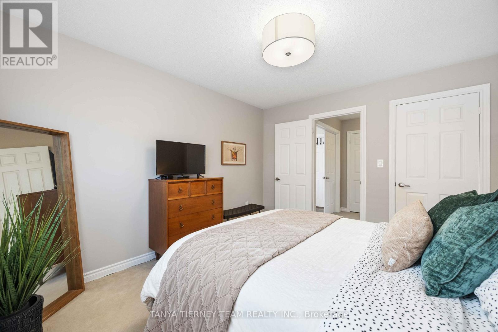 303 Cachet Boulevard, Whitby, ON - Indoor Photo Showing Bedroom
