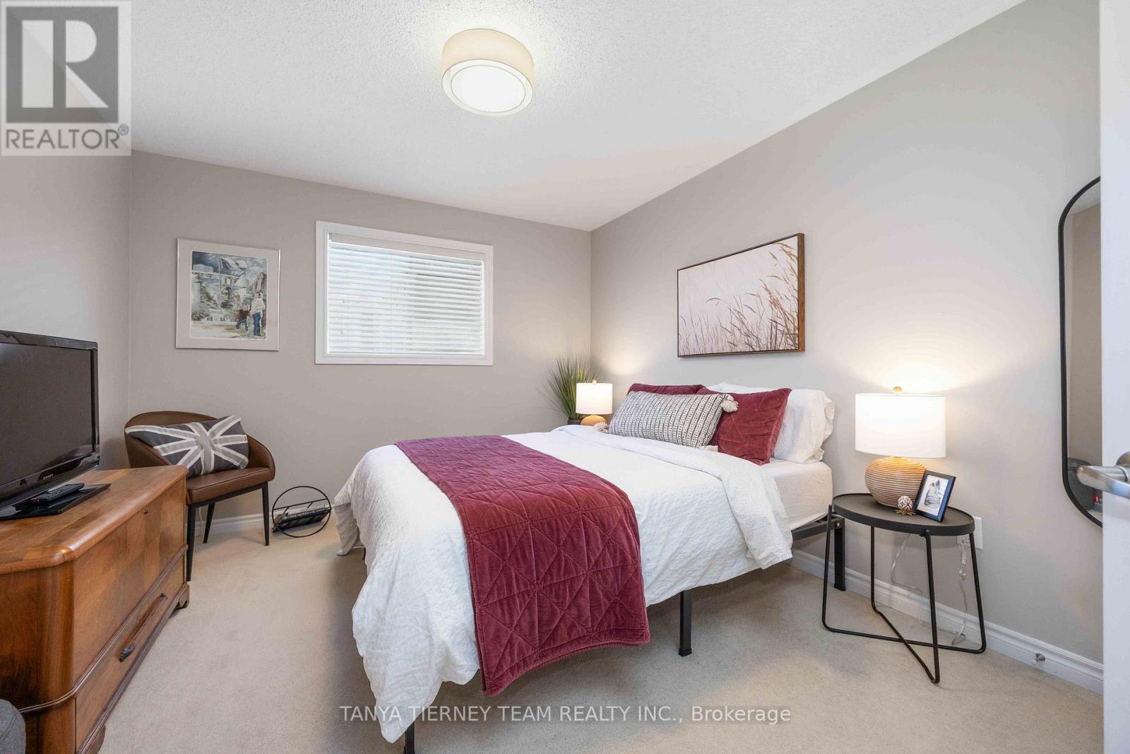 303 Cachet Boulevard, Whitby, ON - Indoor Photo Showing Bedroom