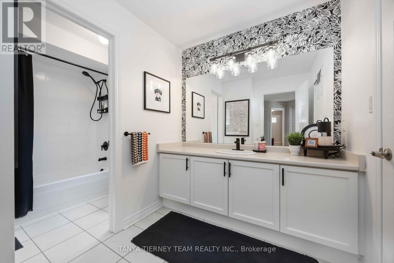 303 Cachet Boulevard, Whitby, ON - Indoor Photo Showing Bathroom