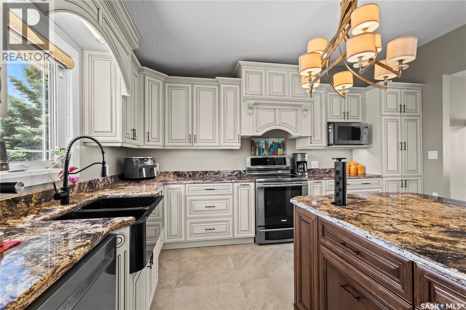 3383 Dent Crescent, Prince Albert, SK - Indoor Photo Showing Kitchen With Double Sink With Upgraded Kitchen
