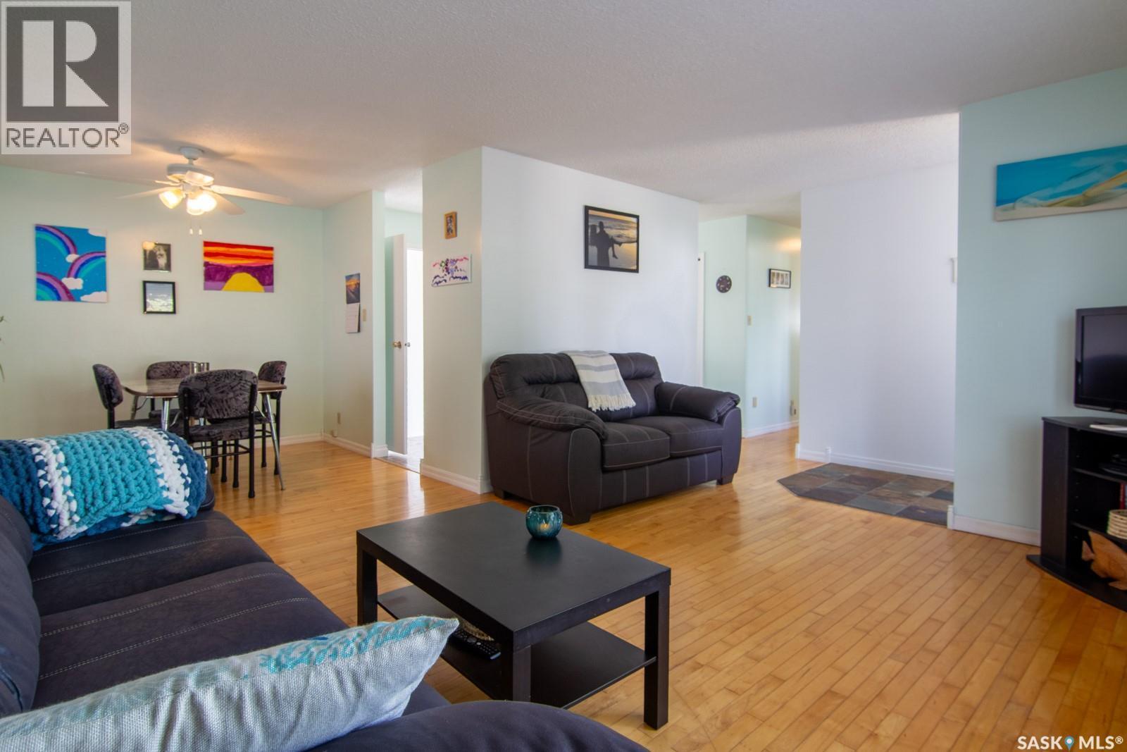 127 Devonshire Crescent, Saskatoon, SK - Indoor Photo Showing Living Room