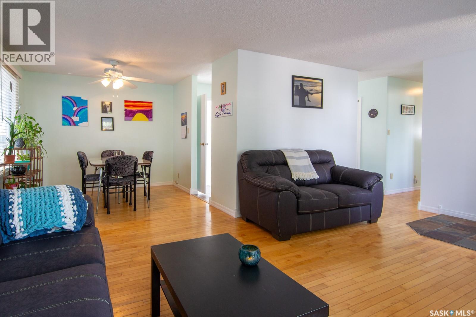 127 Devonshire Crescent, Saskatoon, SK - Indoor Photo Showing Living Room
