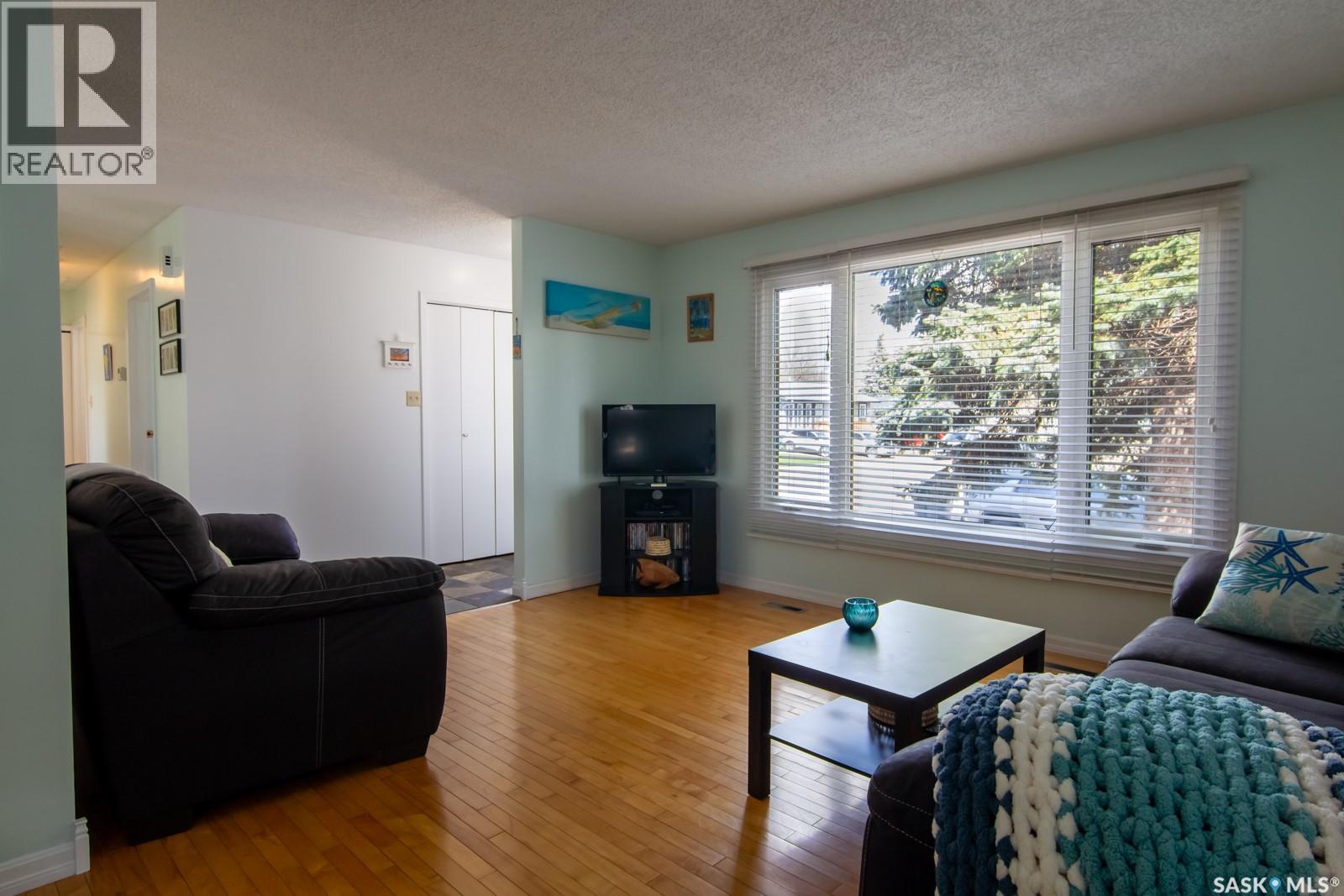 127 Devonshire Crescent, Saskatoon, SK - Indoor Photo Showing Living Room