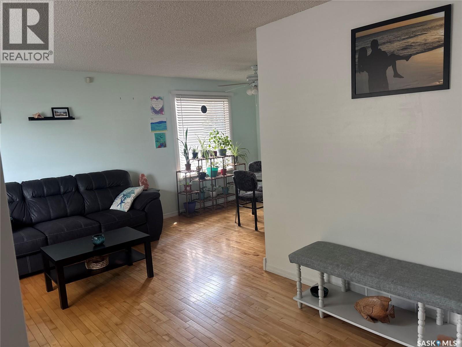 127 Devonshire Crescent, Saskatoon, SK - Indoor Photo Showing Living Room