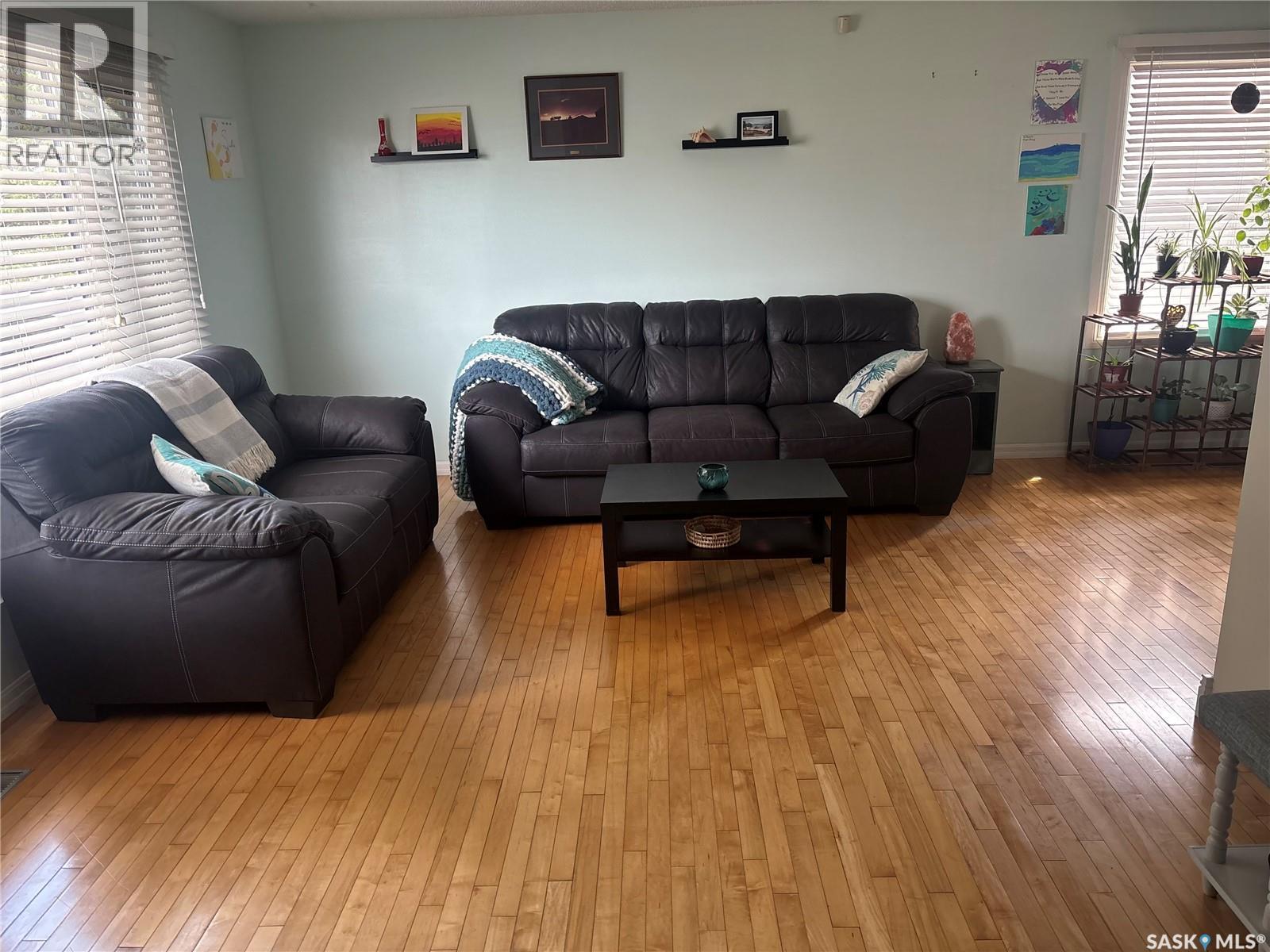 127 Devonshire Crescent, Saskatoon, SK - Indoor Photo Showing Living Room
