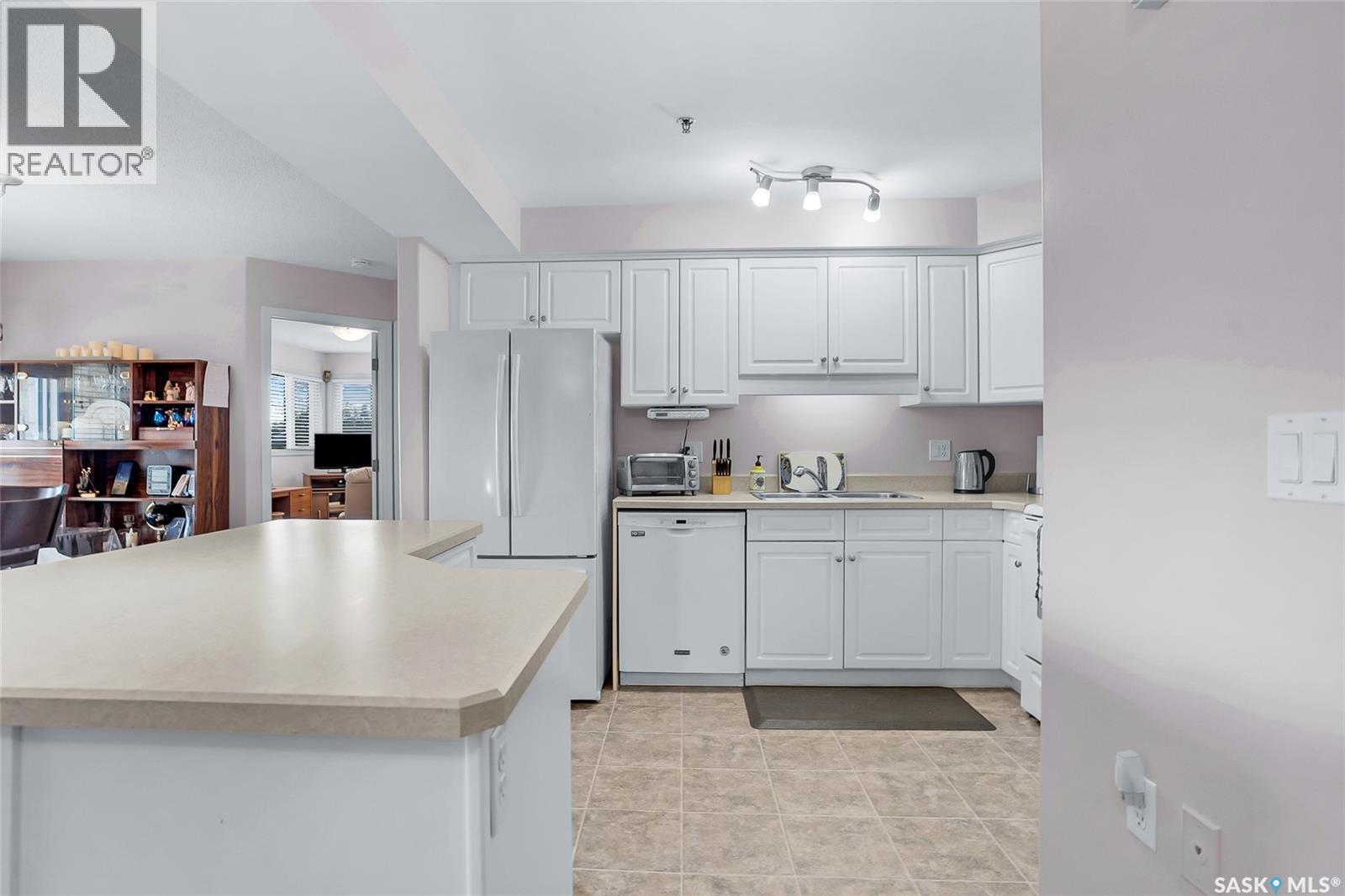 215 2213 Adelaide Street E, Saskatoon, SK - Indoor Photo Showing Kitchen