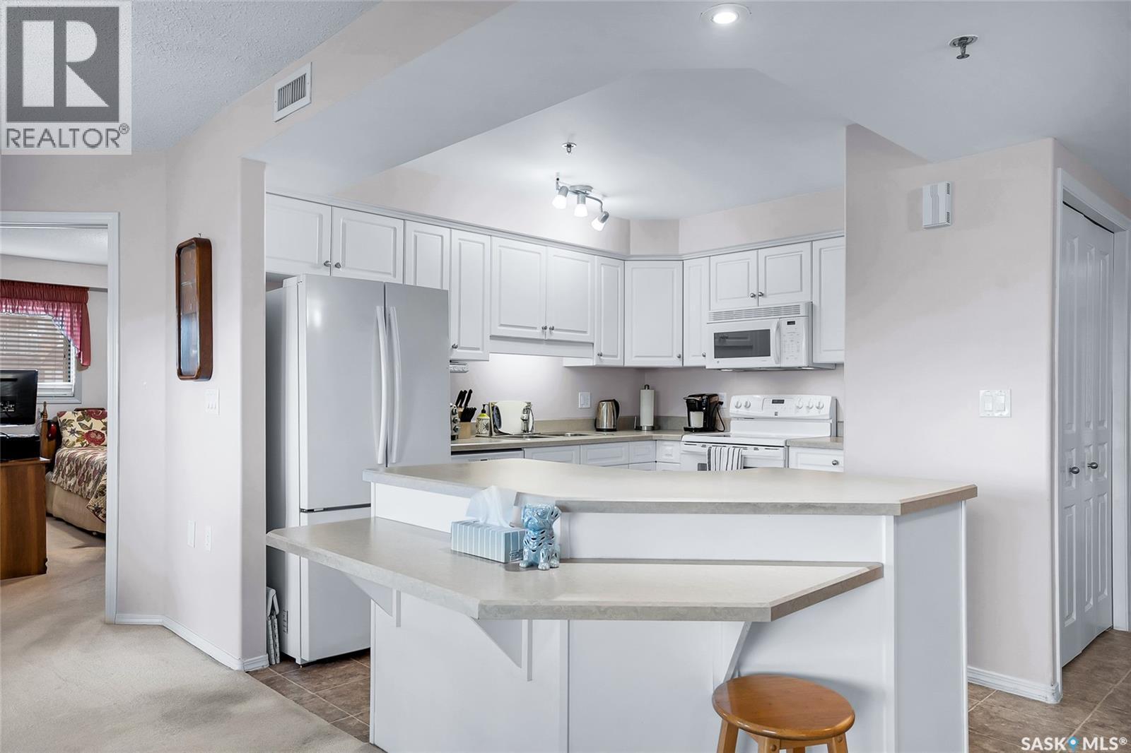 215 2213 Adelaide Street E, Saskatoon, SK - Indoor Photo Showing Kitchen