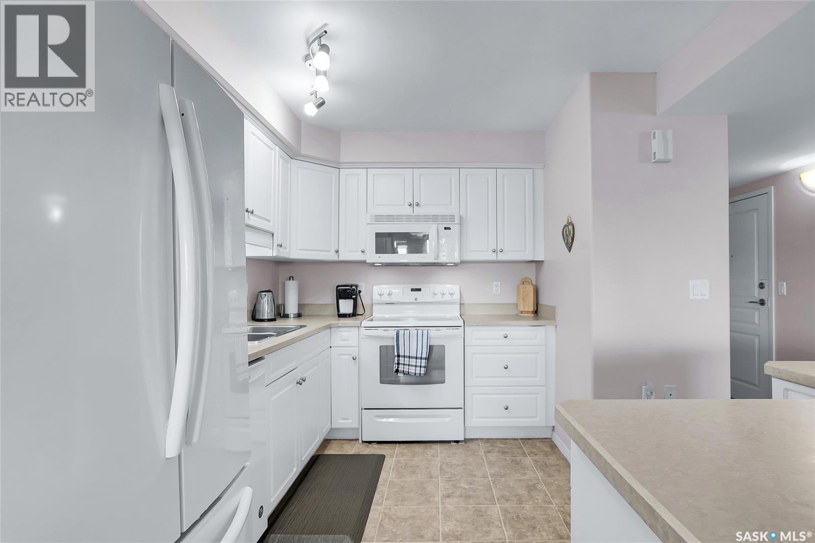 215 2213 Adelaide Street E, Saskatoon, SK - Indoor Photo Showing Kitchen