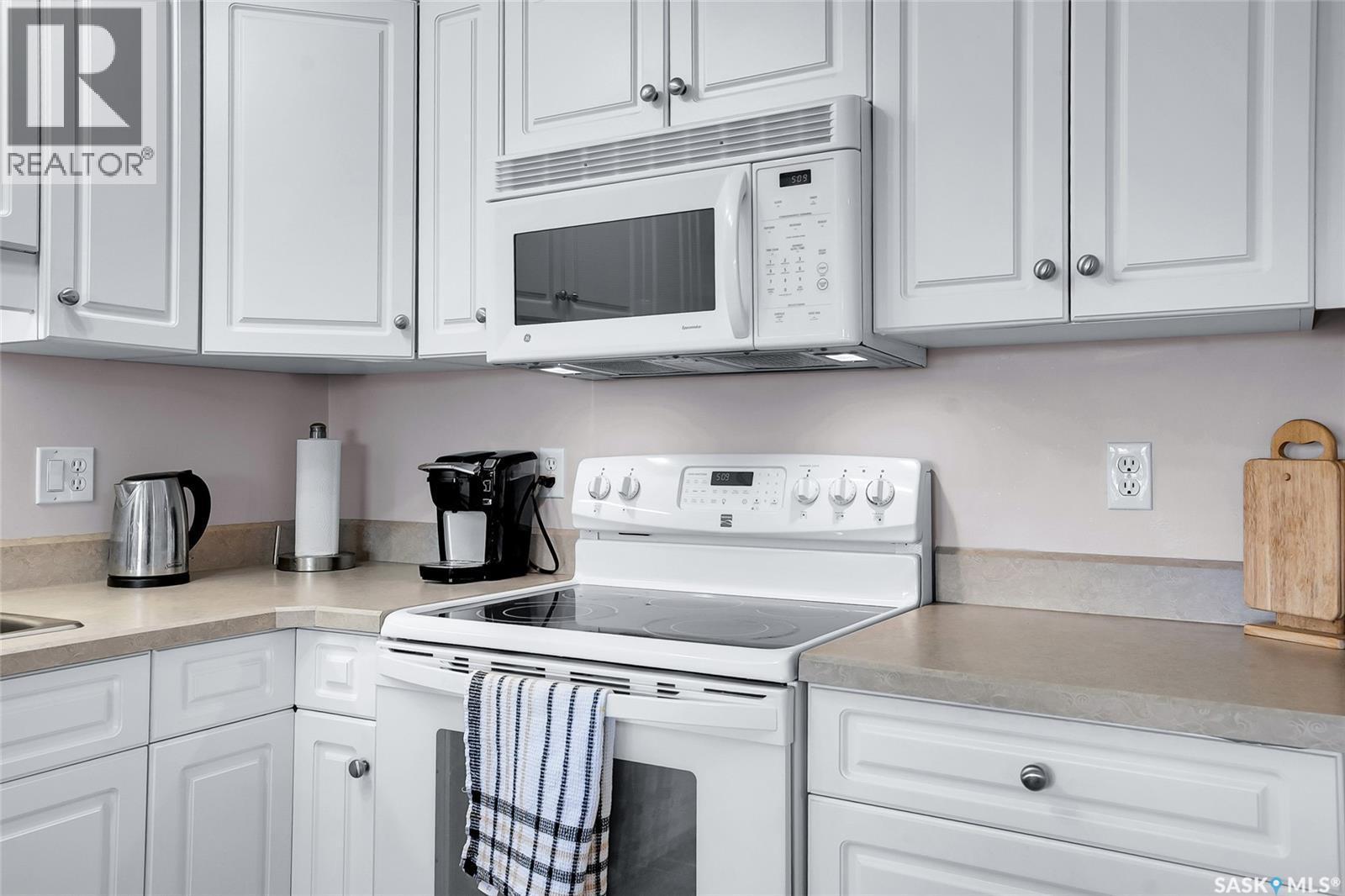 215 2213 Adelaide Street E, Saskatoon, SK - Indoor Photo Showing Kitchen