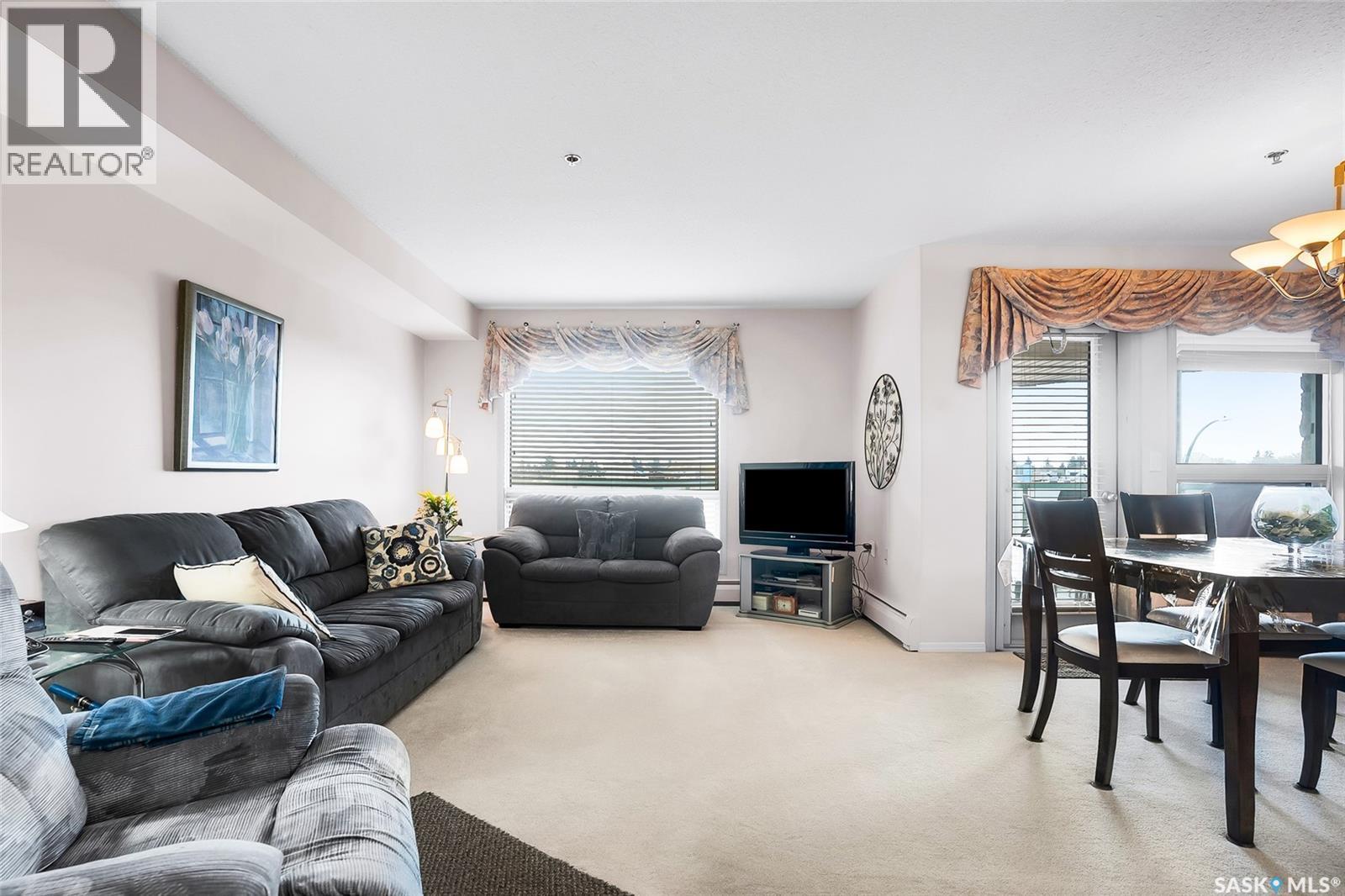 215 2213 Adelaide Street E, Saskatoon, SK - Indoor Photo Showing Living Room