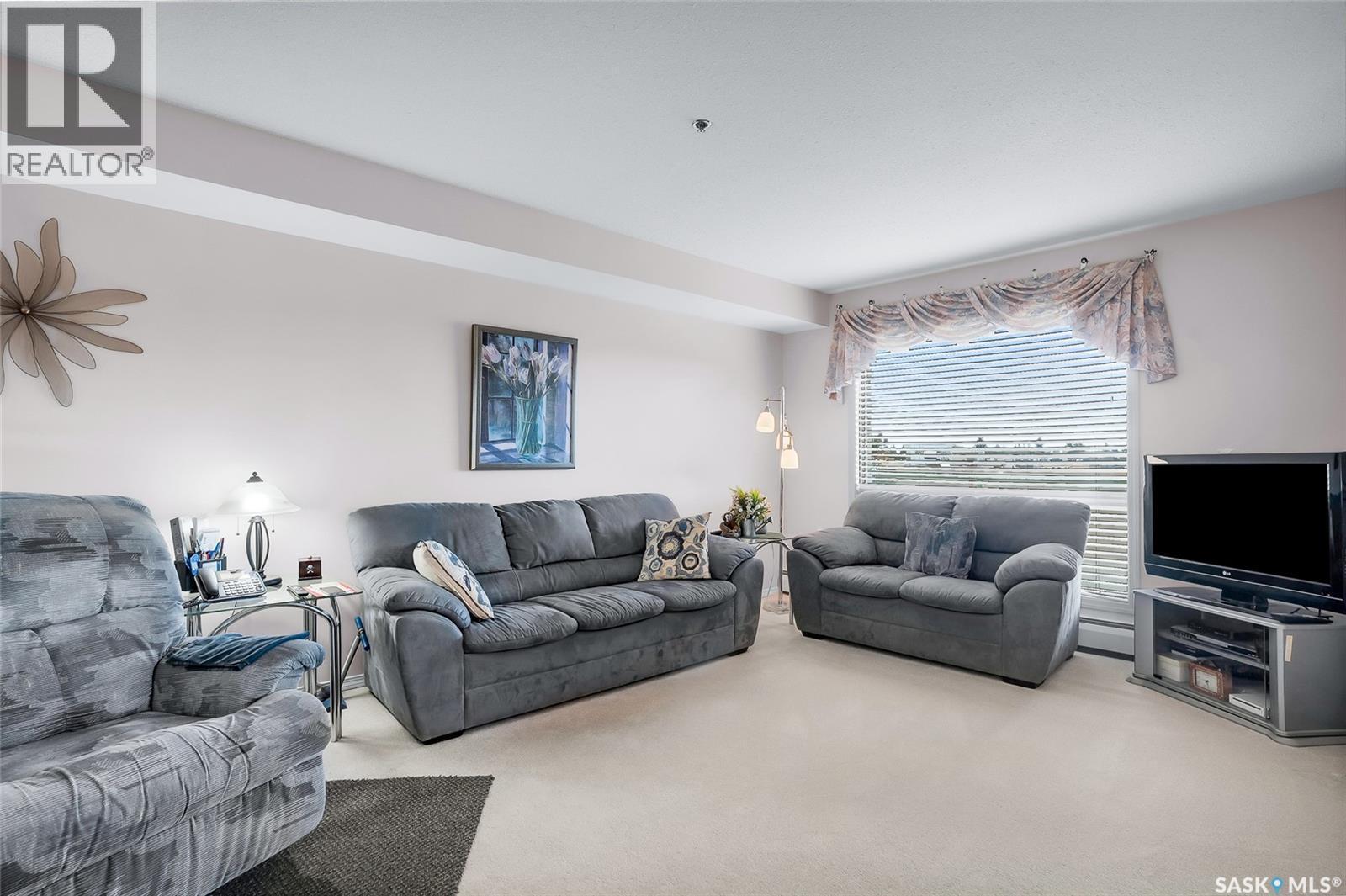 215 2213 Adelaide Street E, Saskatoon, SK - Indoor Photo Showing Living Room